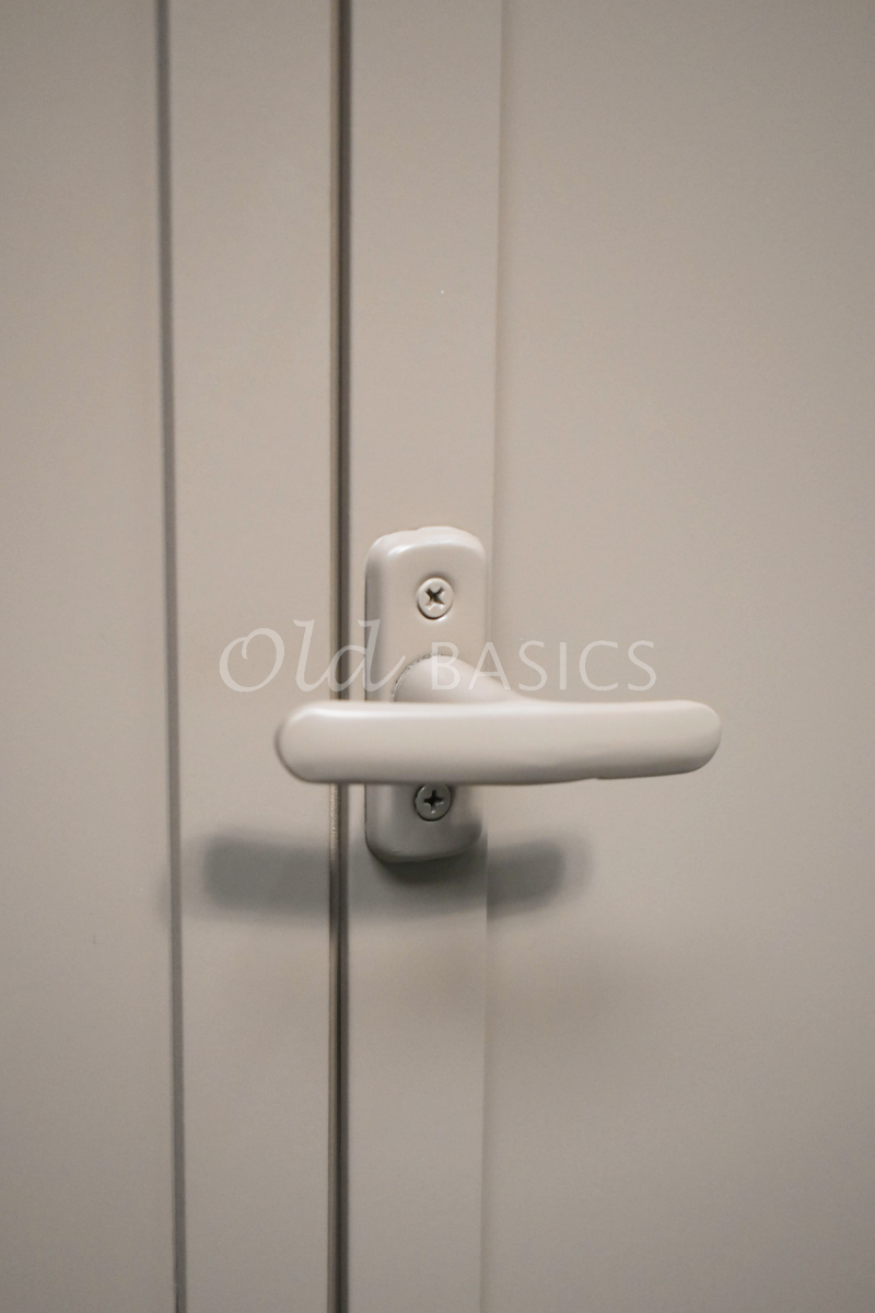 Detail van Apothekerskast Fio, 4 deuren, RAL1019, crème, bruin, beige, materiaal staal